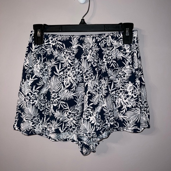 Blue and white floral shorts with pockets divided 4 H&M - Picture 1 of 6
